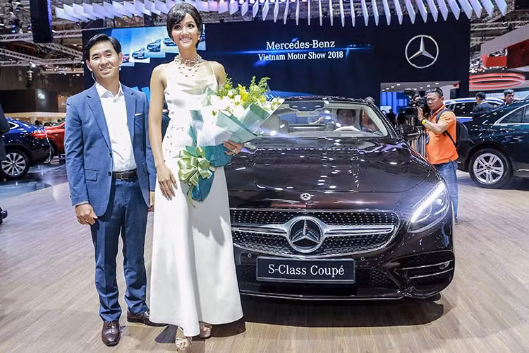Trong khuôn khổ Triển lãm Ô tô Việt Nam 2018 (VMS), Hoa hậu Hoàn vũ H’Hen Niê đã xuất hiện rạng rỡ tại gian hàng của thương hiệu Ngôi sao 3 cánh Mercedes-Benz tại Việt Nam với tư cách khách mời đặc biệt.