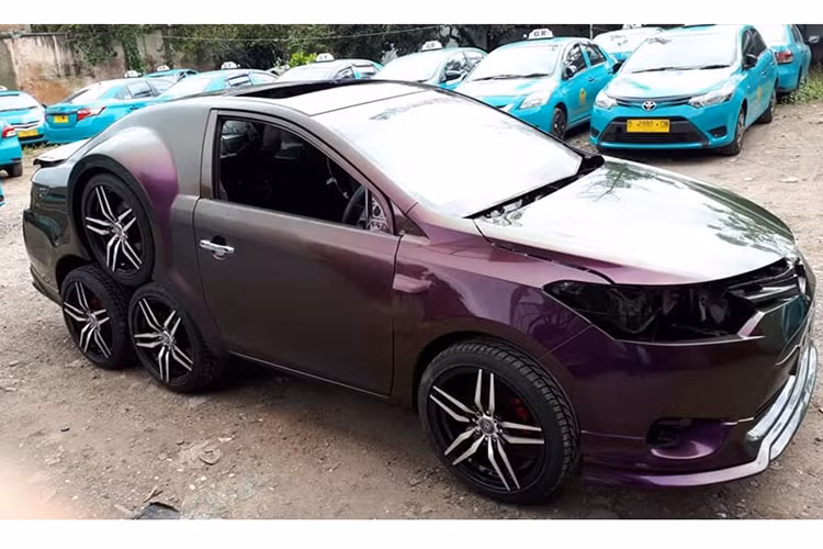 Theo ông Gunawan, hiện tại, chiếc Toyota Vios độ 8 bánh này mới được hoàn thiện thiết kế ngoại thất. Trong khi đó, khoang nội thất của chiếc Toyota Vios vẫn chưa được làm xong. Ghế và hệ thống âm thanh bên trong chiếc Toyota Vios chưa được chur nhân làm mới lại.