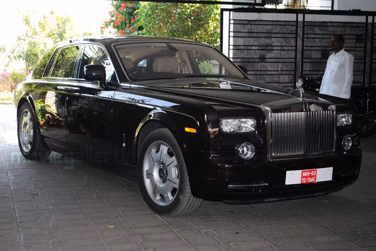 Chiếc Rolls-Royce Phantom màu đen của nam diễn viên Chiranjeevi. Trong suốt sự nghiệp, ông đã tham gia hơn 150 bộ phim. Ông bắt đầu sự nghiệp chính trị của ông vào năm 2012, khi ông trở thành Bộ trưởng Bộ Du lịch Ấn Độ.