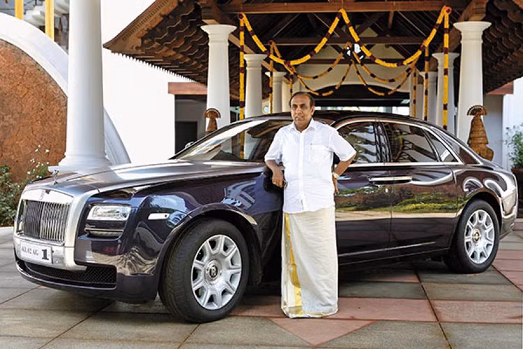 Tỷ phú Ấn Độ B.Ra Vi Pillai – nhà sáng lập nên RP Group of Companies sở hữu tới 3 chiếc Rolls-Royce, mỗi chiếc nằm ở mỗi thành phố khác nhau để tiện cho việc đi lại.
