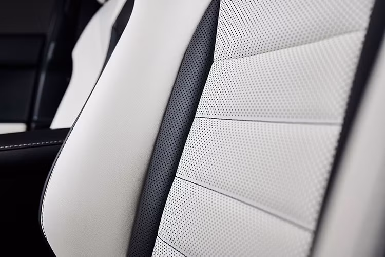 Bên trong chiếc crossover Lexus NX đặc biệt này có các ghế ngồi ôm sát cơ thể màu Arctic White và Black độc đáo. Trần xe cũng được hoàn thiện trong màu đen, ngoài ra xe còn có các thảm sản, thảm chờ hàng riêng.
