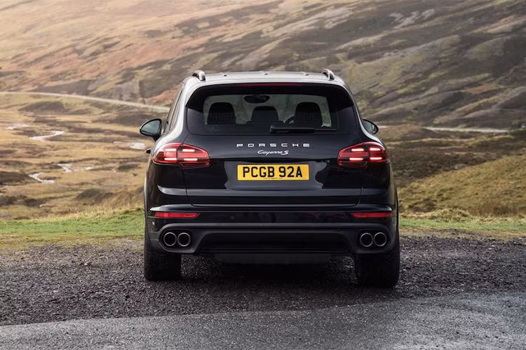 Sau vụ bê bối Dieselgate của tập đoàn mẹ Volkswagen (VW), mẫu xe Porsche Cayenne phiên bản động cơ dầu không được bán ra tại Mỹ. Tập đoàn Volkswagen đã tuyên bố sẽ không đưa động cơ diesel của mình trở lại Mỹ và Porsche vẫn tiếp tục sử dụng các động cơ diesel của VW.