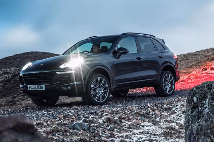 Theo báo cáo của Porsche tại Anh quốc, mới đây đã công bố chi tiết về tương lai của động cơ dầu. Như vậy, hãng xe thể thao Đức sẽ không bỏ rơi động cơ diesel này hoàn toàn mà nó sẽ tiếp tục xuất hiện trên chiếc xe SUV hạng sang Porsche Cayenne phiên bản mới.