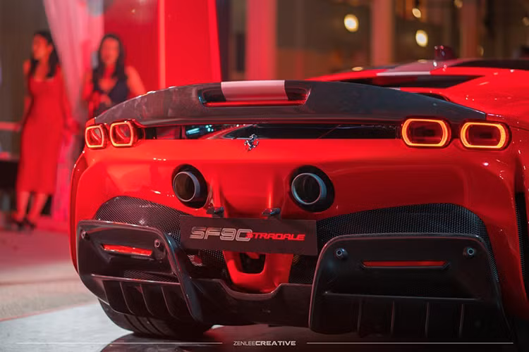 Sức mạnh của động cơ plug-in hybrid đã cho phép siêu phẩm Ferrari SF90 Stradale có thể tăng tốc từ vị trí xuất phát lên 100 km/h trong thời gian 2,5 giây, thêm 4,2 giây để tăng tốc lên 200 km/h trước khi đạt vận tốc tối đa 340 km/h. Ngoài ra, Ferrari SF90 Stradale có thể hoàn thành quãng đường 25 km chỉ bằng mô-tơ điện trên cầu trước.