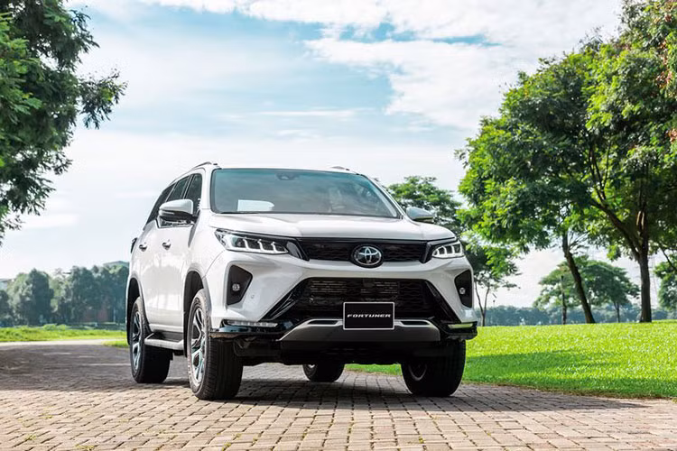 Toyota Fortuner 2023 nang cap sap ve Viet Nam va tang gia ban