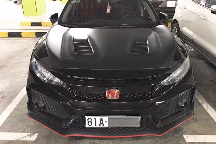 Tại thị trường Việt Nam, phiên bản hiệu suất cao của của mẫu xe Civic thế hệ thứ 10 vẫn chưa được phân phối chính hãng và chiếc xuất hiện trong hầm đỗ xe tại Sài Gòn được các tay chơi xe dự đoán là 1 phiên bản tiêu chuẩn và đã được chủ nhân "lên đời" thành bản Type R.