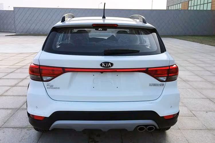 Tính đến nay, dòng Kia K2 (Kia Rio) hiện mới chỉ có 2 kiểu dáng là hatchback và sedan. Có vẻ như hãng Kia sẽ không dừng ở đó mà bổ sung thêm phiên bản crossover hoàn toàn mới cho dòng K2. Hình ảnh của chiếc Kia K2 Cross "lạ hoắc" tại Trung Quốc đã cho thấy điều này.