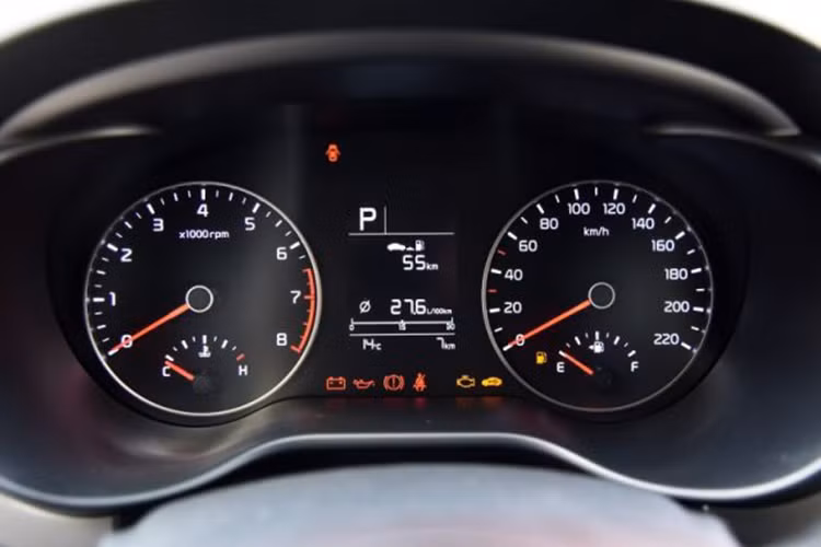 Do dựa trên cơ sở của hai phiên bản sedan và hatchback nên mẫu Kia K2 Cross sẽ sử dụng lại khá nhiều chi tiết từ hai mẫu xe này để giảm chi phí sản xuất. Một số chi tiết bao gồm bảng đồng hồ, vô-lăng, các nút điều khiển điều hòa và ghế ngồi. Đi kèm với khá nhiều chi tiết cao cấp như vô-lăng thể thao đa chức năng và hệ thống thông tin giải trí trên bảng điều khiển trung tâm,...