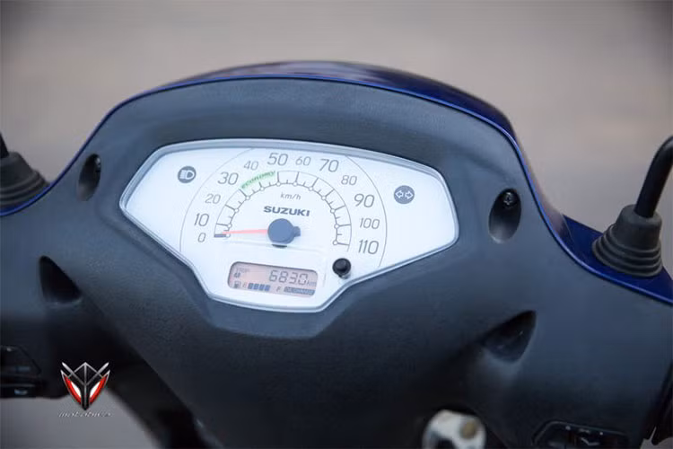 Suzuki Access 125 sở hữu cụm đồng hồ công tơ mét thiết kế dạng kim đơn giản đi kèm một màn hình lcd nhỏ chính giữa - hiển thị đầy đủ các thông số cần thiết. Các nút bấm hai bên tay lái khá đầy đủ và tiện lợi, dễ dàng sử dụng cho cả người mới lái. Phía trước người ngồi là cốp, móc treo đồ và đặc biệt là xạc thiết bị di động...