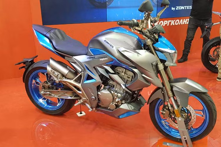 Cả hai chiếc xe môtô Trung Quốc này đều được trang bị bình xăng 15 lít khá lớn cho hành trình dài mới phải thay nhiên liệu. Đặc biệt, cả hai xe đều được sử dụng chìa khóa điện tử thông minh với bộ khởi động không cần chìa và thậm chí mở được nắp bình xăng bằng điều khiển này.
