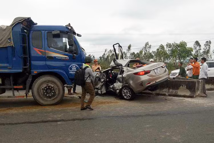 Vào ngày 18/10 vừa qua, chiếc xe ôtô sedan Mazda6 mang biển số Hà Tĩnh chở hai người chạy trên quốc lộ 1A hướng Bắc – Nam. Khi đến đoạn qua xã Vượng Lộc (Can Lộc, Hà Tĩnh), tài xế phanh gấp để tránh một con bò đang sang đường. Cùng thời điểm, xe tải chở vật liệu chạy phía sau không kịp bẻ lái, tông thẳng vào đuôi của chiếc xe Mazda6.