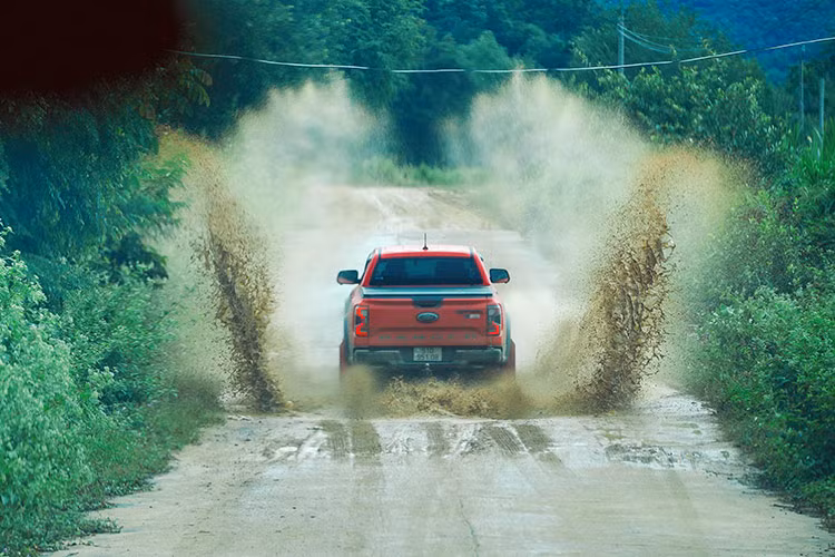 Ford Ranger va Everest but pha gioi han, truyen lua dam me-Hinh-8