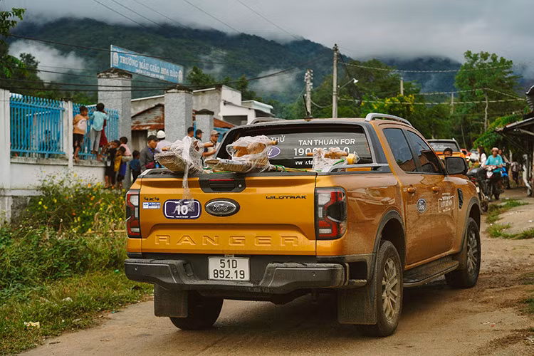 Ford Ranger va Everest but pha gioi han, truyen lua dam me-Hinh-13