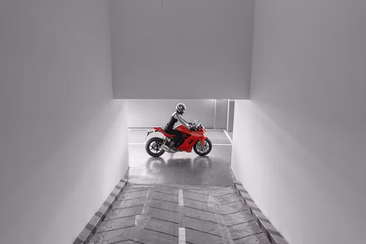 Xe được trang bị hệ thống xả 2-1-2 với cặp ống pô nằm ngay sau bàn đặt chân bên phải. Trên mẫu xe này, ngoài việc trang bị cho bản S các tính năng mới thì phiên bản tiêu chuẩn - khách hàng cũng có thể mua và trang bị thêm ốp yên sau và công nghệ sang số nhanh do Ducati cung cấp.