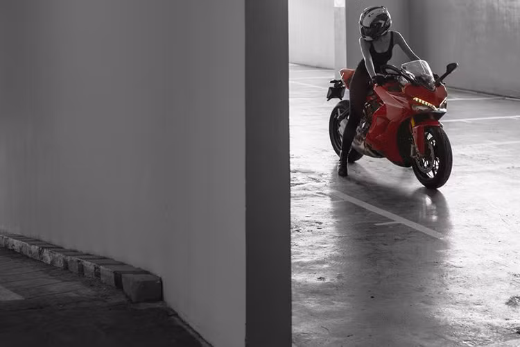 Ducati Việt Nam sẽ phân phối mẫu xe môtô thể thao SuperSport với hai phiên bản gồm tiêu chuẩn và phiên bản S. Đây là mẫu xe được nhập khẩu nguyên chiếc từ nhà máy tại Thái Lan, với mức giá bán lẻ đề xuất là 513,9 triệu đồng cho bản tiêu chuẩn và 570,9 triệu đồng cho phiên bản S.