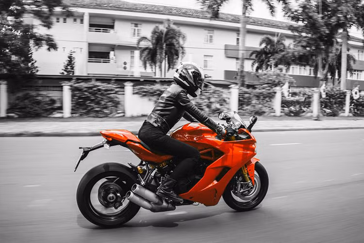 Tại thị trường Việt Nam, Ducati vừa tung ra mẫu môtô thể thao đường phố SuperSport gồm 2 phiên bản: tiêu chuẩn và S. Mẫu xe này như là sự pha trộn đủ các yếu tố của hầu như mọi dòng xe Ducati hiện nay. Mẫu xe môtô Ducati SuperSport 2017 phù hợp với mọi tay lái mới, yêu Ducati và giúp họ chạy xe nhàn nhã ở các kiểu đường.