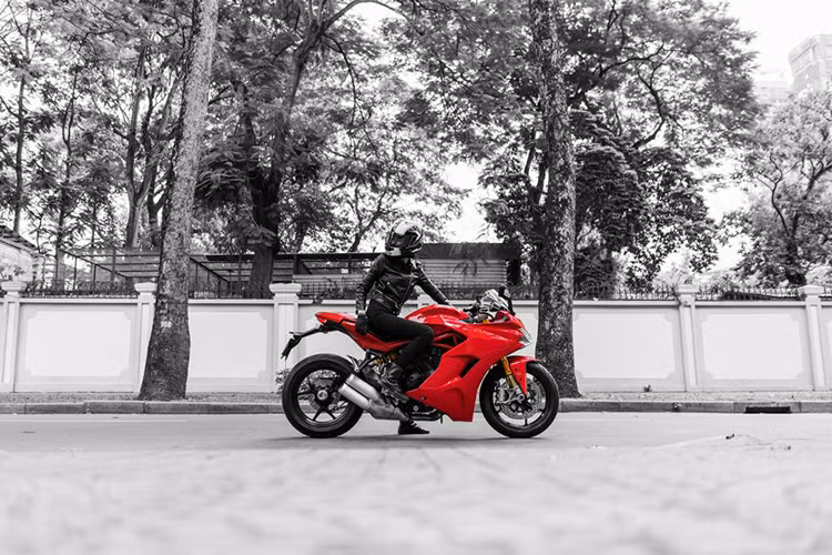 Mẫu xe môtô Ducati SuperSport phiên bản 2017 mới này được cho là dòng xe mới, pha trộn giữa nakedbike Monster, superbike Panigale và Hyper. Kiểu dáng được thiết kế khá phóng tay bởi các kỹ sư người Ý, âm thanh động cơ mang âm hưởng của dòng siêu môtô Panigale nhưng hiền hơn. 