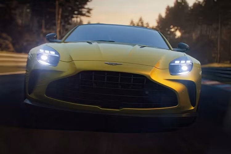Siêu xe Aston Martin Vantage 2025 được trang bị mâm xe hợp kim kích thước 21 inch bọc trong lốp Michelin Pilot Sport 5 S đặt riêng có kích thước 275/35 ở phía trước và 325/30 ở phía sau.