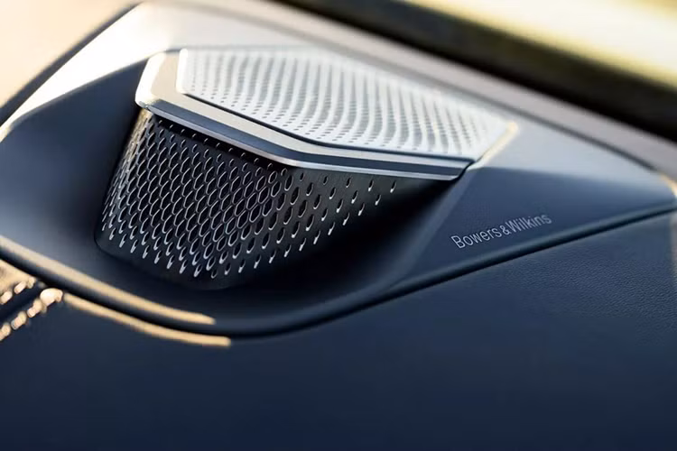 Hệ thống âm thanh của Aston Martin Vantage 2025 với 11 loa, công suất 390 watt là tiêu chuẩn trong khi hệ thống 15 loa, công suất 1.170 watt của Bowers &amp; Wilkins là tùy chọn.