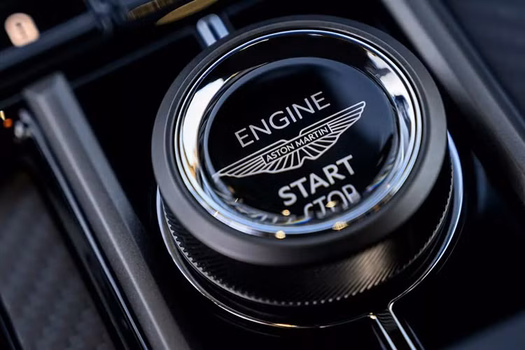 Aston Martin Vantage 2025 cũng tiếp bước DB12 với những thay đổi về nội thất. Bảng điều khiển đã được nâng cấp với hệ thống thông tin giải trí 10,25 inch mới được bổ sung nhiều nút bấm và công tắc vật lý.