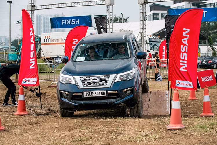 Có tên gọi “Chuyển động thông minh cùng Nissan Terra”, chương trình đã tạo cơ hội cho các khách hàng được khám phá các tính năng công nghệ và trải nghiệm cảm giác lái chiếc SUV hạng trung mới nhất tới từ Nissan. Trong một diện tích trống của tổ hợp, Nissan đã bố trí thiết kế các bài thử nghiệm off-road đầy thách thức, nhưng có thể đem tới cho người tham gia những trải nghiệm thú vị nhất.