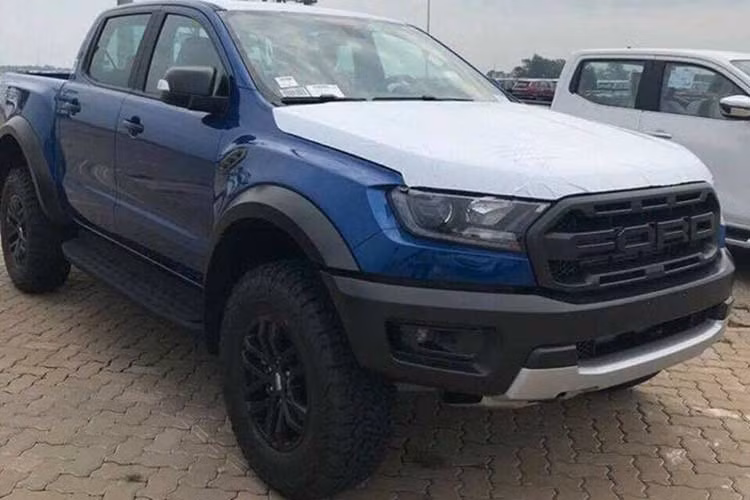 Những hình ảnh về lô hàng của hãng Ford cập cảng TP HCM trong ngày 21/9 vừa qua đã nhận được sự quan tâm từ phía cộng đồng mạng cũng như giới mê xe trong nước khi có sự xuất hiện chiếc xe bán tải hoàn toàn mới Ford Ranger Raptor 2018.