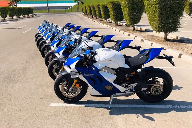 Mới đây, lực lượng cảnh sát Abu Dhabi vừa sắm mới một loạt siêu môtô Ducati Panigale V4 R để trang bị cho lực lượng tuần tra. Đây là phiên bản mới nhất và cao cấp nhất của dòng super sport Panigale V4.