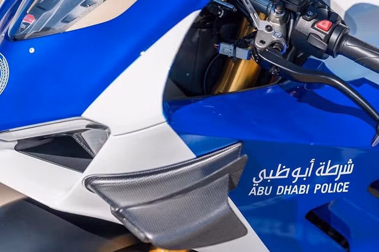 Panigale V4 R của Ducati là chiếc superbike thương mại thứ 2 trên thế giới và là đầu tiên của Ducati được trang bị cánh gió khí động học này. Ngoài việc giúp xe trông góc cạnh hơn, cánh gió này giúp tăng đáng kể lực nén không khí lên xe ở tốc độ cao. Nhờ vậy, thân xe được giữ ổn định hơn.