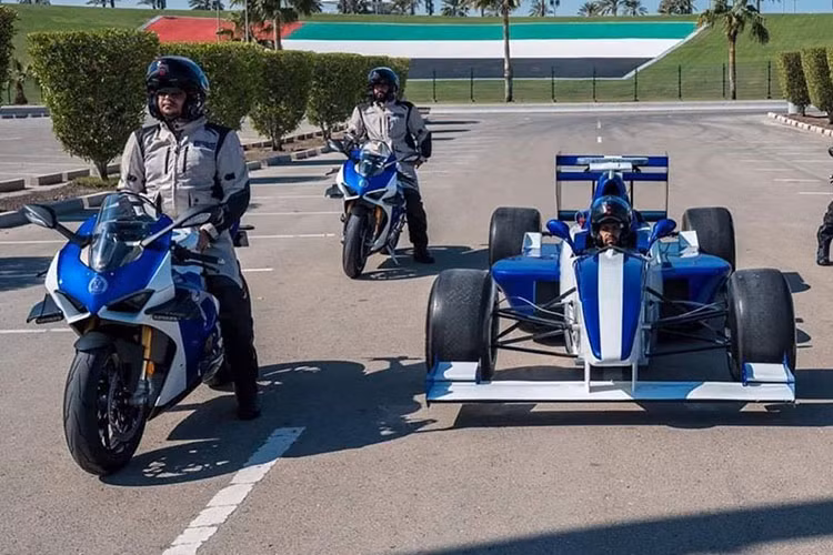 Không chỉ đơn thuần là một mẫu xe đua WSBK bản thương mại, Panigale V4 R còn sở hữu thiết kế lấy cảm hứng trực tiếp từ xe đua MotoGP. Cụ thể, cánh gió hai bên làm từ vật liệu carbon tương tự như thiết kế trên chiếc Desmosedici GP16 của Ducati ở MotoGP 2016.