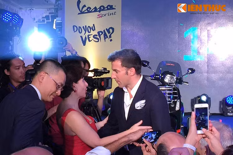 Alessandro Del Piero đã có buổi giao lưu trực tiếp cùng các nhà báo, các fans của Vespa và đặc biệt là những người hâm mộ CLB Juventus cũng như đội tuyển quốc gia Ý.