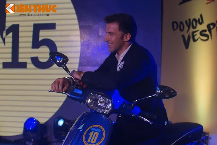 Alessandro Del Piero cũng chia sẻ anh đã là một fan hâm mộ Vespa từ lâu nhưng mới có dịp trở thành đại sứ thương hiệu vài tháng gần đây.