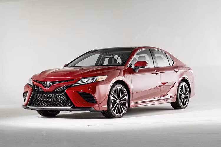 Như vậy, với việc Toyota Camry thế hệ mới chuyển sang nhập khẩu nguyên chiếc, phân khúc sedan hạng D giờ đây chỉ còn Mazda6 và Kia Optima là được lắp ráp trong nước. Honda Accord cũng là xe nhập khẩu nguyên chiếc và dự kiến về tới Việt Nam vào khoảng giữa năm nay.