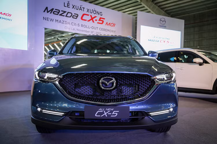 Ở thế hệ mới, Mazda CX-5 2018 sở hữu lưới tản nhiệt mở rộng bằng họa tiết 3D hiện đại, kết hợp với đường viền kim loại sáng, sắc nét thay cho bộ lưới tản nhiệt bằng thanh ngang ở các thế hệ trước. Bên dưới là hốc gió kéo dài theo chiều ngang và khá hẹp khiến đầu xe rộng và trở nên sang trọng cùng hệ thống đèn LED trước và sau được thay đổi ấn tượng hơn.