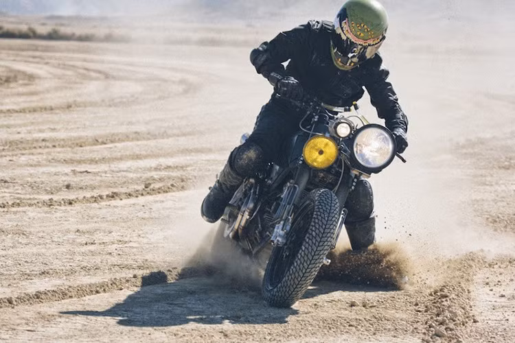 Chiếc Ducati 900ss mang dáng vẻ cơ khí cực kỳ bụi bặm, ngoài phần động cơ được để lộ, xích xe cũng dạng trần. Với cỗ máy 900cc, nó cho người lái trải nghiệm "không phải dạng vừa".
