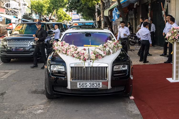 Buổi rước dâu của con gái đại gia siêu xe Minh Nhựa diễn ra vào sáng ngày 8/9 với sự có mặt của hơn 18 chiếc xe "ddắt tiền như Rolls-Royce Ghost làm xe đưa dâu, Lamborghini Urus chở Minh Nhựa, Bentley Bentayga, Mercedes-AMG Edition One hay dàn xe Range Rover hơn 12 chiếc đã thu hút không ít sự chú ý của truyền thông.