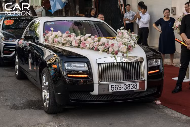 Với dịp đặc biệt như đám cưới của con gái đầu lòng, doanh nhân Phạm Trần Nhật Minh quyết định lựa chọn chiếc xe siêu sang Rolls-Royce Ghost Series I của mình để làm xe hoa. Đây là một trong những chiếc Rolls-Royce đầu tiên được đưa về Việt Nam.