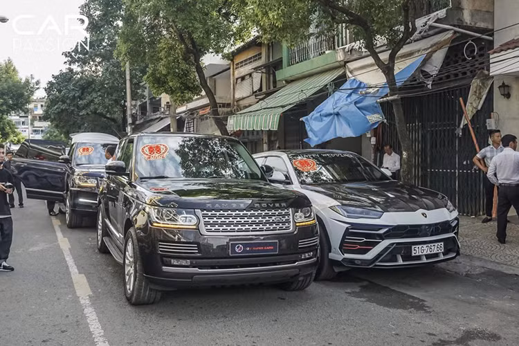 Cả ba chiếc SUV của đại gia Minh Nhựa đều sở hữu tông màu trắng – đen, kết hợp cùng những chi tiết với ba màu trắng – xanh – đỏ đặc trưng của công ty anh. Đặc biệt hơn, chiếc Mercedes-Benz G63 Edition 1 này là một trong sô ít những chiếc G63 Edition 1 tại Việt Nam mang màu sơn trắng thay vì đen bóng và đen mờ.