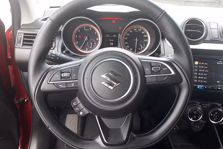 Về nội thất, trên phiên bản cao cấp Suzuki Swift 2018 trang bị đầy đủ với vô-lăng bọc da tích hợp nhiều nút chức năng như điều chỉnh âm lượng, điều khiển hành trình, khoá thông minh (keyless entry), nút khởi động (Start/Stop), điều hòa tự động, âm thanh 06 loa, màn hình cảm ứng kích thước 7 inch tích hợp định vị và kết nối Apple CarPlay/ MirrorLink,...