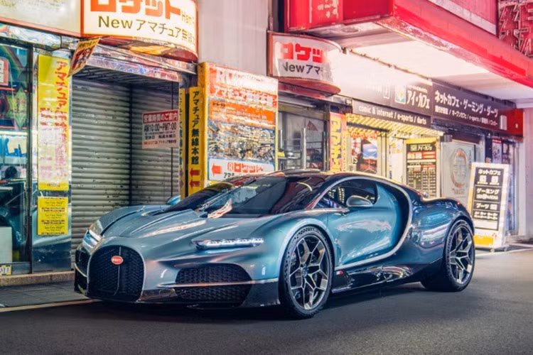 Mới đây, siêu xe Bugatti Tourbillon 2026 mới – mẫu hypercar thay thế cho Chiron – đã chính thức được giới thiệu tại thị trường châu Á. Chỉ 10 chiếc trong tổng số 250 xe sản xuất toàn cầu sẽ được phân phối tại khu vực này, mức giá xe Bugatti Tourbillon khởi điểm lên đến 3,8 triệu Euro (tương đương khoảng 102,13 tỷ đồng).