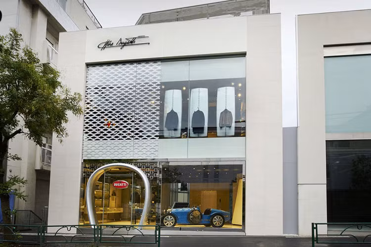 Tháng 7 vừa qua, hình ảnh chiếc Bugatti Chiron Pur Sport triệu đô sản xuất giới hạn 60 chiếc xuất hiện tại Singapore đã thu hút giới truyền thông châu Á. Lý do là đất nước sư tử được đánh giá là 1 trong số ít quốc gia có thuế siêu xe vô cùng đắt đỏ, trong đó, mức giá xe Bugatti Chiron ở nước ngoài đã là 2,6 triệu USD (tương đương 59 tỷ đồng) nên ước tính các nhà giàu Singapore phải chi ra con số không thấp hơn 175 tỷ đồng để sở hữu Bugatti Chiron.