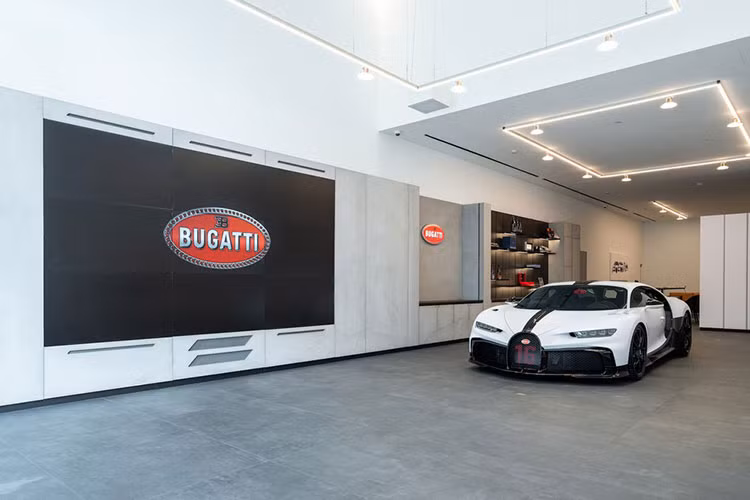 Câu chuyện ấn tượng hơn khi đây là 1 trong 6 showroom Bugatti trên toàn thế giới, thậm chí còn vượt mặt cả các anh lớn như Trung Quốc hay Hàn Quốc có thế mạnh chơi siêu xe rất lớn. Được biết, đây cũng chính là showroom Bugatti thứ 2 được mở tại châu Á, nơi đầu tiên Bugatti đặt bản doanh tại đây là Nhật Bản.