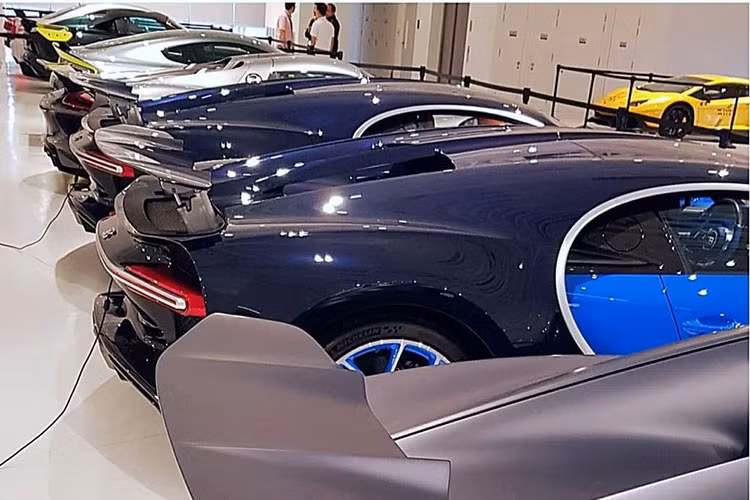 Điều duy nhất mà các đối tác dịch vụ xuất sắc của Bugatti không thể xử lý là hư hỏng nặng do va chạm, trong trường hợp đó, chiếc xe sẽ phải được chuyển trở lại nhà máy ở Pháp để các "cha đẻ" xử lý. Đại lý thứ 6 của Bugatti đã được mở ra ở thế giới và đặt tại con đường Leng Kee Rd hay được gọi là thánh địa siêu xe của Singapore khi tập trung hầu hết các thương hiệu xe đình đám trên thế giới.