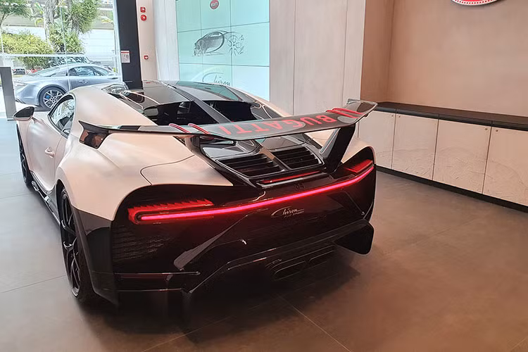 Để chào đón sự kiện quan trọng này, đại lý Bugatti Singapore đã mang về nước chiếc xe Bugatti Chiron Pur Sport để giới thiệu với các khách hàng nước này cũng như 1 số VIP của các quốc gia Đông Nam Á khác đang rất hứng thú các phiên bản của Bugatti Chiron. Một thú vị khác là đất nước Singapore sử dụng vô lăng bên phải (RHD), tuy nhiên, Bugatti lại không sản xuất ra chiếc xe nào có vô lăng nghịch nên các đại gia ở đây có thể mua xe về trưng bày.
