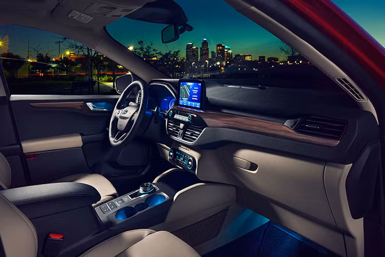 Ford Escape cũng được có nhiều thay đổi từ trang bị với FordPass Connect giúp chủ xe có thể định vị, khởi động, khoá/ mở khoá xe thông qua điện thoại thông minh. Truy cập 4G LTE cũng là trang bị tiêu chuẩn và hỗ trợ tới 10 thiết bị. Hầu hết các mẫu Escape đi kèm màn hình cảm ứng 8 inch và màn hình hiển thị 12 inch kĩ thuật số.
