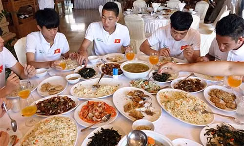 Bữa ăn của các cầu thủ U23 Việt Nam. Bữa ăn của các cầu thủ U23 Việt Nam.