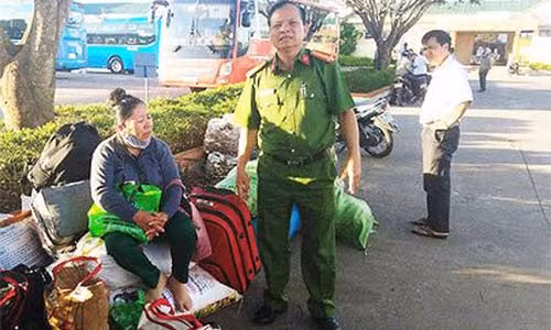 Công an mời hành khách tường thuật vụ việc.