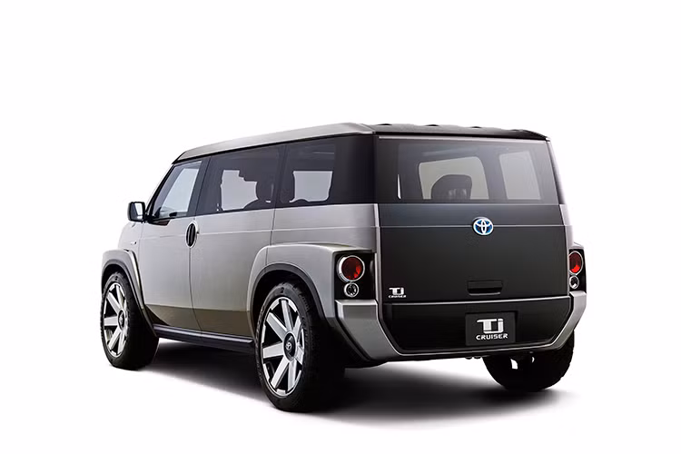 Tuy nhiên, về trang bị động cơ, Toyota vẫn giữ kín các thông số kỹ thuật cho dịp ra mắt tại triển lãm sắp tới, dù cũng hé lộ chút ít thông tin khi cho biết TJ Cruiser sẽ có nhiều lựa chọn trang bị động cơ, trong đó chắc chắn có một động cơ hybrid (động cơ xăng 2.0L kết hợp với mô tơ điện) và hệ dẫn động 4 bánh. 