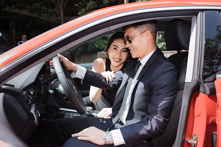 Vè xe được thiết kế lớn hơn, phần nhô ra từ tâm điểm hai bánh xe về trước và sau ngắn, nắp ca-pô dài và bo tròn với thiết kế vòm mạnh mẽ, tôn lên sự năng động và thể thao của một chiếc coupe 5 cửa. Khung tản nhiệt đơn kiểu dáng 3D rộng hơn và phẳng hơn thế hệ trước đó.