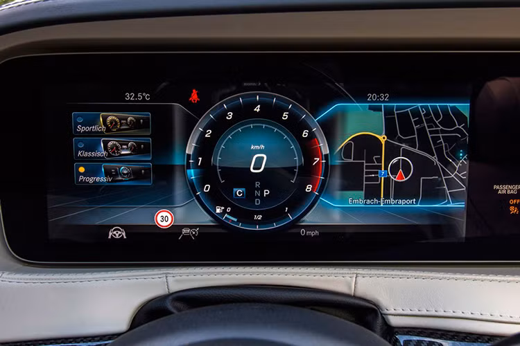 Phiên bản Mercedes-Benz S560 mới sẽ sử dụng động cơ V8 4.0 tăng áp kép mới, không chỉ mạnh mẽ hơn phiên bản động cơ hiện tại, mà còn tiết kiệm nhiên liệu hơn 12%. Cụ thể, động cơ V8 của S560 sẽ mạnh 469 mã lực và mô men xoắn cực đại lên tới 700 Nm.