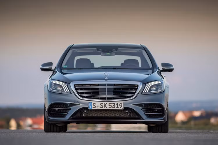 Mercedes-Benz đã công bố những hình ảnh rất rõ nét về thiết kế mới của S-Class 2018 cùng với các phiên bản S-Class thường, các bản hiệu năng cao AMG cũng như bản siêu sang Maybach. Ngoại hình của xe không thay đổi quá nhiều, nhưng nó cũng sẽ giúp cho S-Class thêm sức cạnh tranh trước hai đối thủ Lexus LS thế hệ mới và BMW 7-Series 2018.
